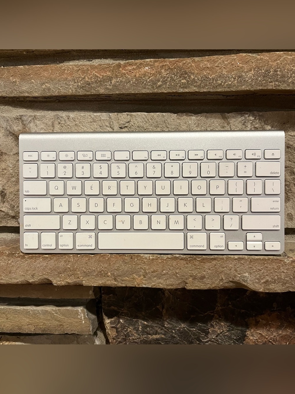 Apple A1314 Compact Wireless Bluetooth Keyboard - Silver/White
